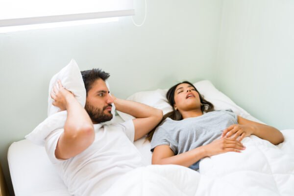Cómo dormir mejor si sufres de apnea del sueño: tips y colchones recomendados